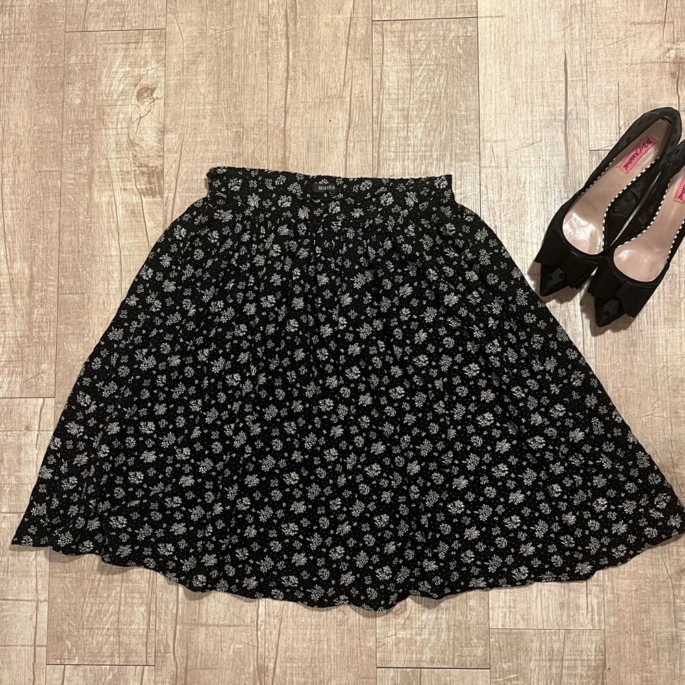 Floral Skirt with POCKETS!